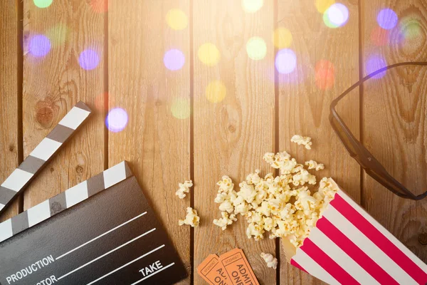 Filmklappbrett, 3D-Brille und Popcorn — Stockfoto