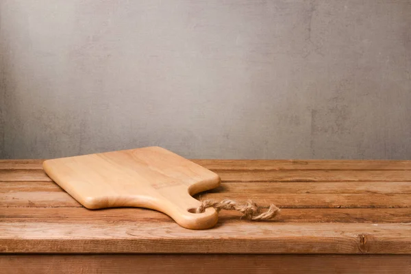 Placa de corte na mesa de deck de madeira — Fotografia de Stock