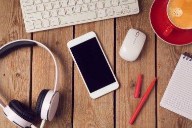 Akıllı telefon ve kulaklık ile ofis masaları