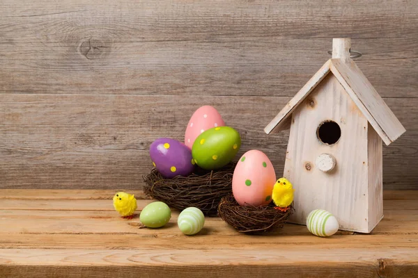Påsk semester koncept med ägg dekorationer — Stockfoto