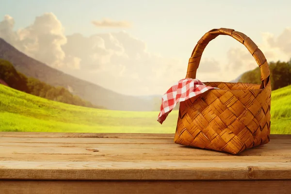 Picnic basket with checked tablecloth — Stock Photo, Image