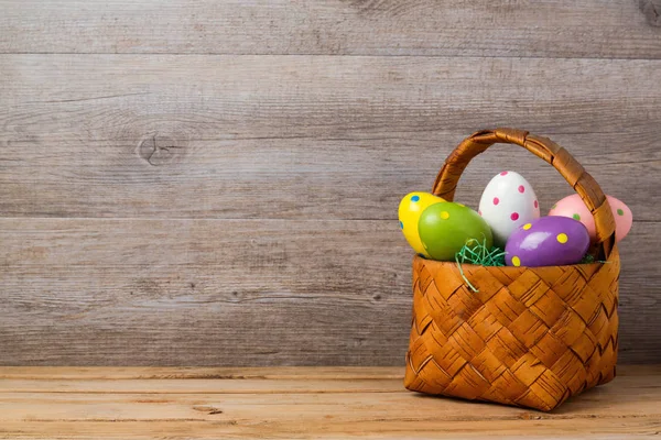 Ahşap arka plan üzerinde yumurta sepeti — Stok fotoğraf