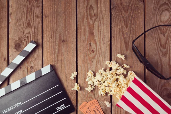 Filmklappbrett, 3D-Brille und Popcorn — Stockfoto