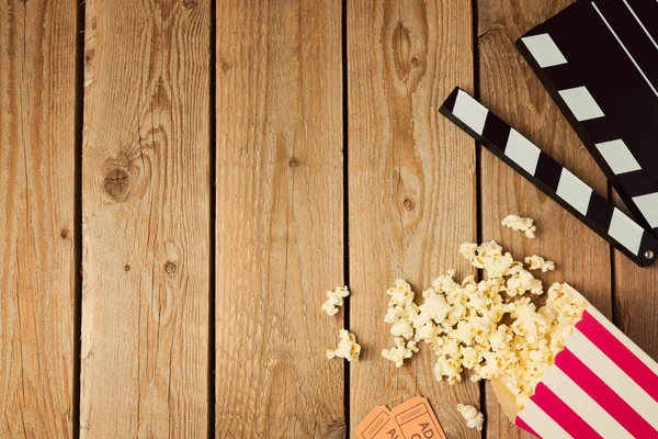 Movie clapper board and popcorn — Stock Photo, Image