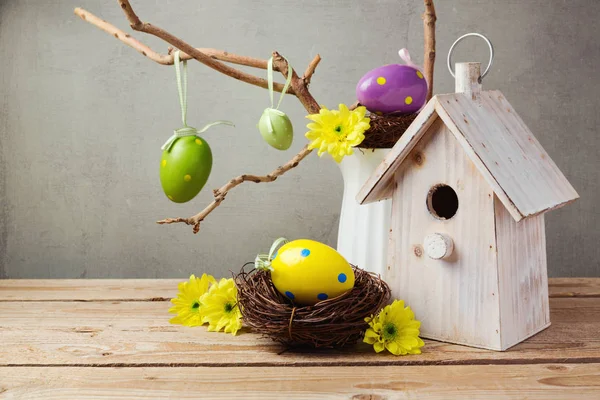 Decoração de ovos e casa de pássaro — Fotografia de Stock