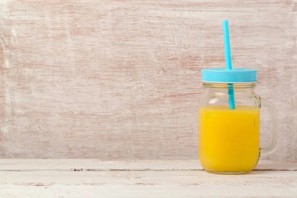 Jugo de naranja en tarro de albañil — Foto de Stock