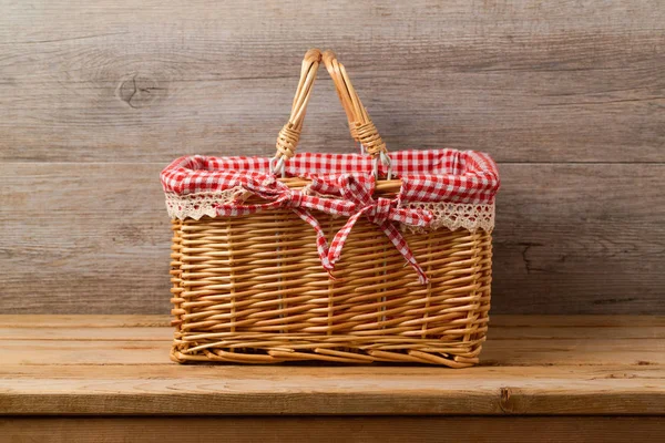 Picnic basket with checked cloth o — Stock Photo, Image