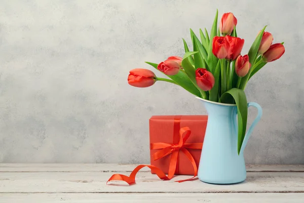 Boeket en geschenk doos — Stockfoto