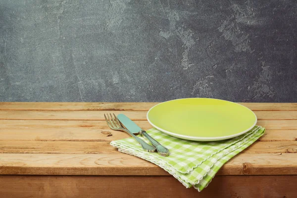 Groene plaat op houten tafel — Stockfoto