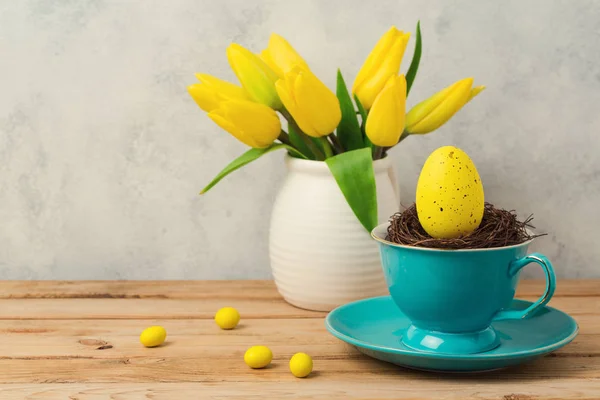 Uovo in tazza di caffè e tulipani — Foto Stock