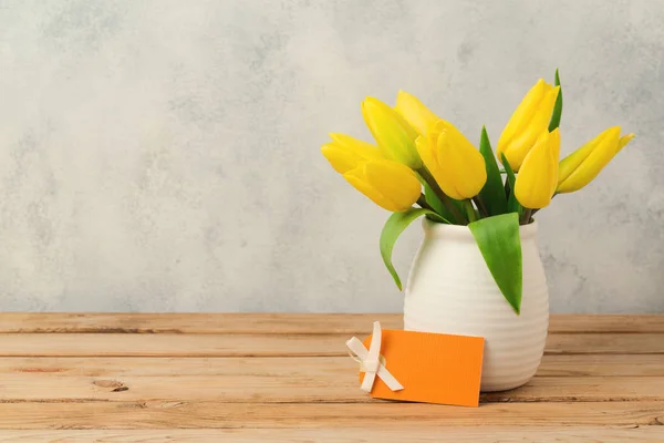 Flowers bouquet on wooden table — Stock Photo, Image