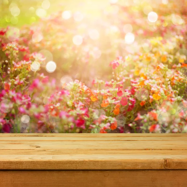 Mesa de cubierta sobre flores — Foto de Stock