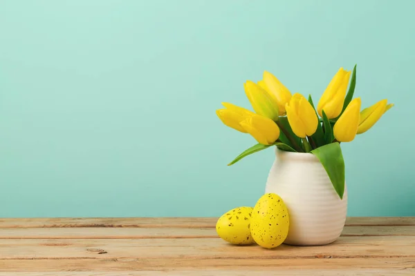 Concept van de vakantie van Pasen met tulp bloemen — Stockfoto