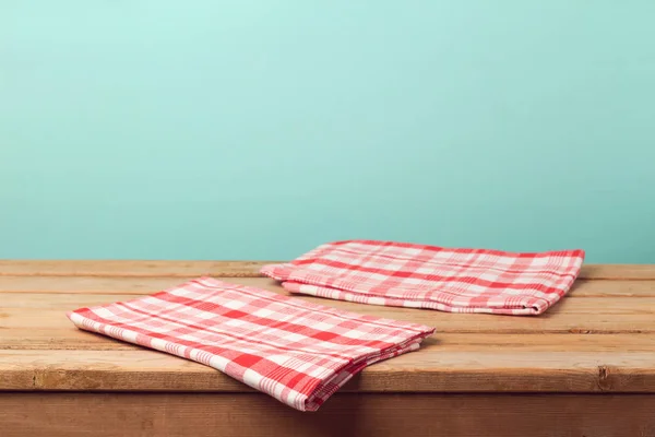 Tomma trädäck bord med bordsduk — Stockfoto