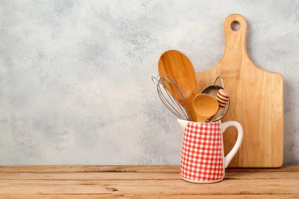 Keukengerei en snijplank — Stockfoto