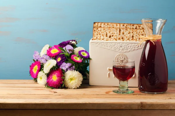 Şarap, matzoh ve bahar çiçekleri ile — Stok fotoğraf