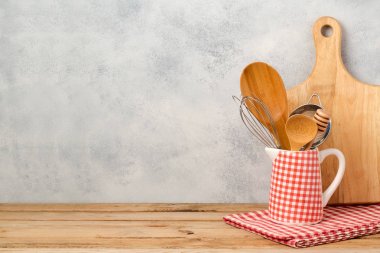 Mutfak gereçleri ve kesme tahtası 