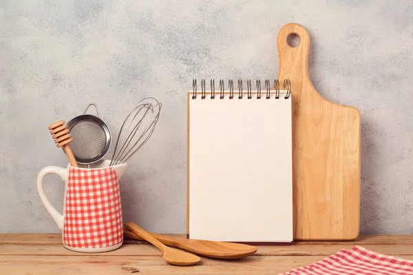 Caderno e utensílios de cozinha — Fotografia de Stock