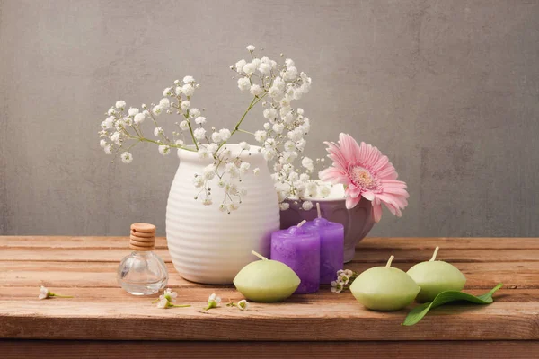 Conceito de spa e bem-estar com flores — Fotografia de Stock