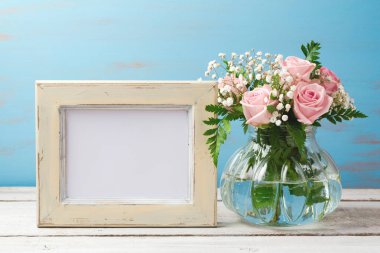  çerçeve ile gül çiçek buketi