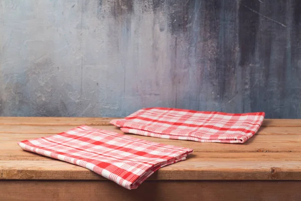 Tomma trädäck bord med bordsduk — Stockfoto