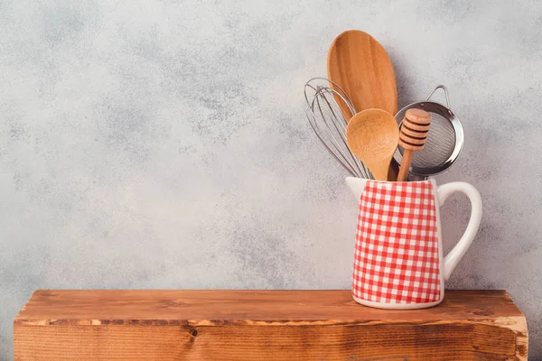 Utensili da cucina su tavola di legno — Foto Stock