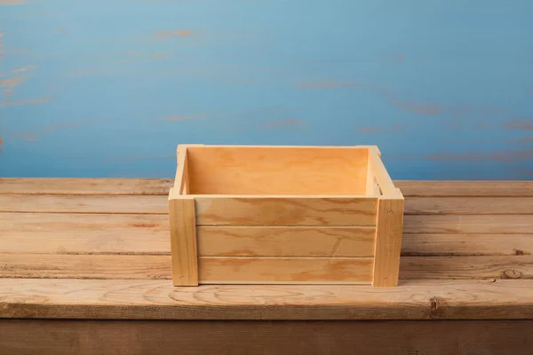 Caja de madera vacía en la mesa — Foto de Stock
