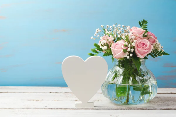 Mazzo di fiori di rosa in vaso di vetro — Foto Stock