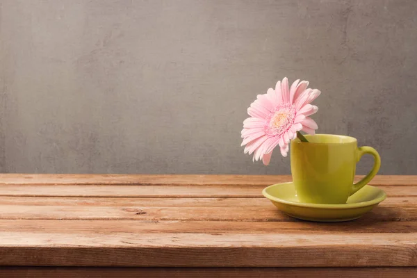 Flor em xícara de café — Fotografia de Stock