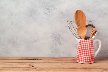 Mutfak arka plan ile mutfak eşyaları 