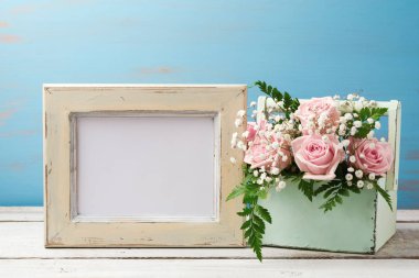 Gül çiçek buketi kutusunda 