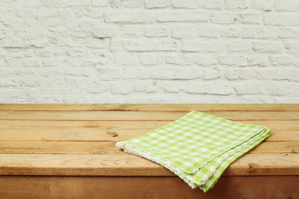 Mesa de madera cubierta con mantel a cuadros — Foto de Stock