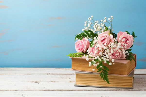 Bouquet on old books — Stock Photo, Image