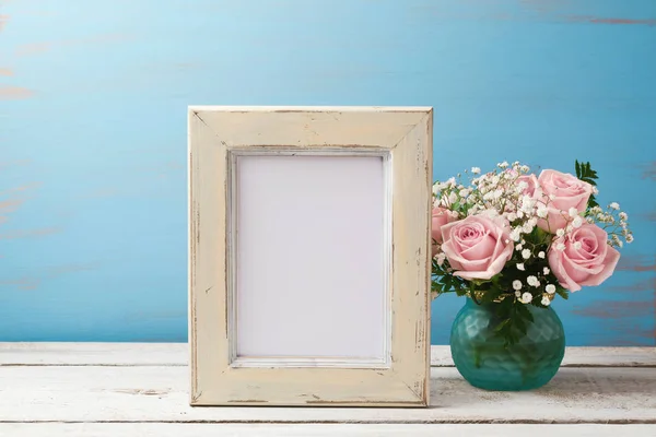 Blommor bukett på träbord — Stockfoto