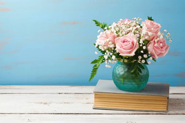 ช่อดอกกุหลาบในแจกัน — ภาพถ่ายสต็อก