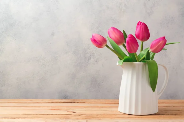 Buquê de flores de tulipa na mesa de madeira — Fotografia de Stock