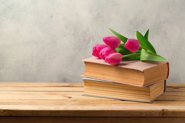 Квіти тюльпанів і старовинні книги — стокове фото