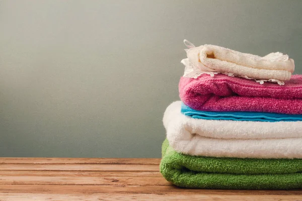 Pilha de toalhas de banho — Fotografia de Stock