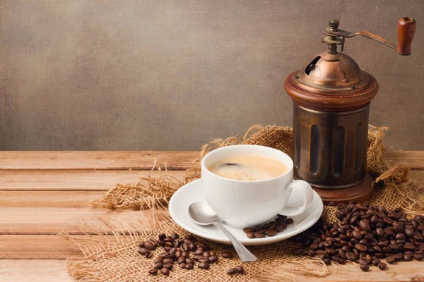 Kahve fincanı ve taze kahve çekirdekleri — Stok fotoğraf