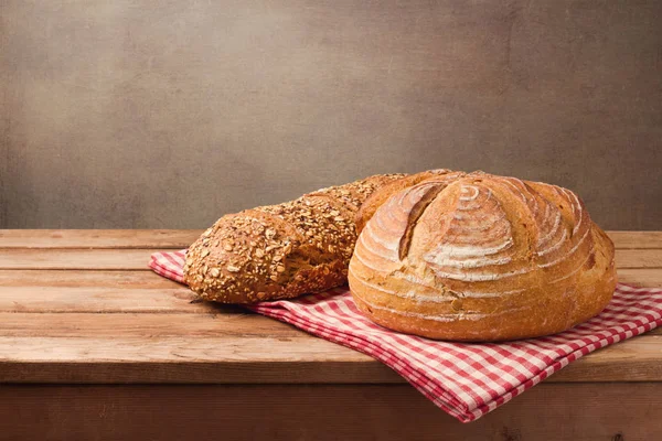 Gebakken brood op houten tafel — Stockfoto