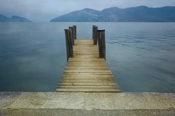 湖で木製の桟橋. — ストック写真