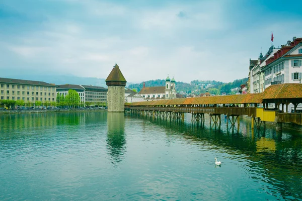 Puente de la Capilla y el lago Lucerna — Foto de Stock