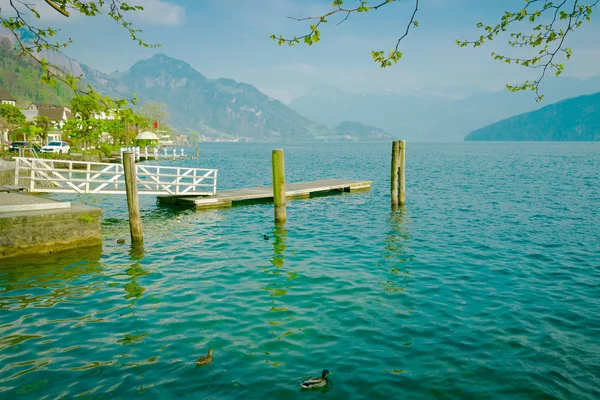 Molo di legno sul lago di Lucerna — Foto Stock