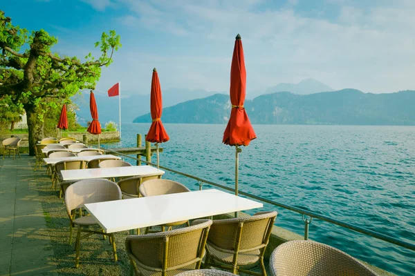 Ресторан над озером і горами — стокове фото
