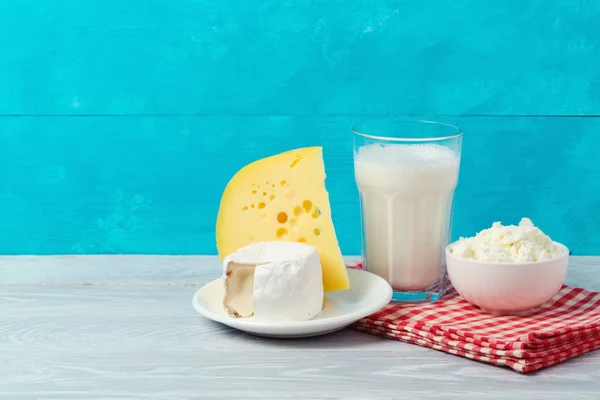 Leche y queso sobre mesa de madera —  Fotos de Stock