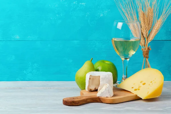 Wein und Käse mit Früchten — Stockfoto