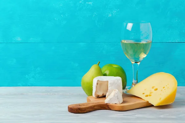 Şarap ve peynir ile meyve — Stok fotoğraf