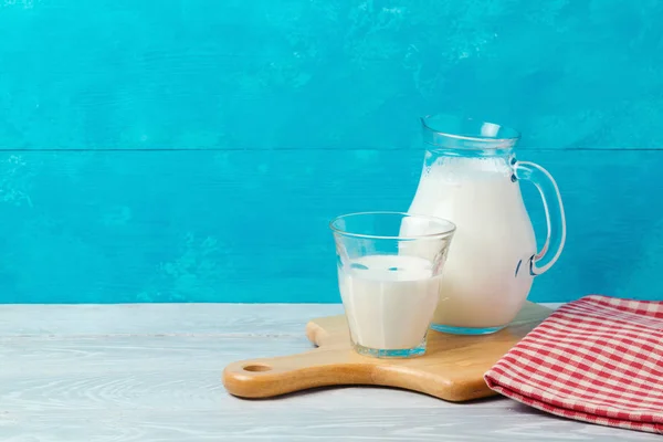 Mleko na drewnianym stole — Zdjęcie stockowe