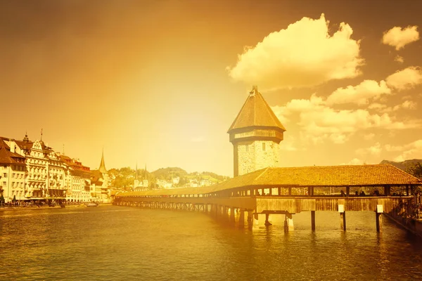 Luzern med berömda Kapellbron — Stockfoto