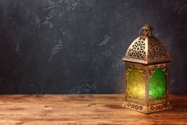 Ahşap masa üzerinde hafifleyen fener 